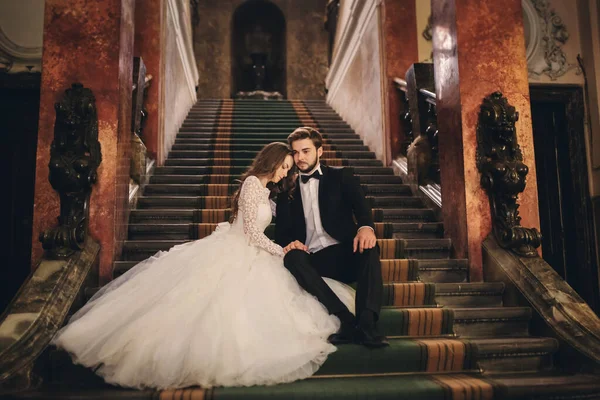 Gyönyörű Friss Házasok Ölelkeznek Lépcsőn Ősi Házban Esküvői Portré Egy — Stock Fotó