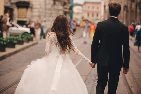 Happy Newlyweds Couple Walk Old European Town Street Gorgeous Bride — Stock Photo, Image