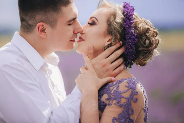 Retrato Casal Jovem Apaixonado Beijando Campo Lavanda Verão Menina Vestido — Fotografia de Stock