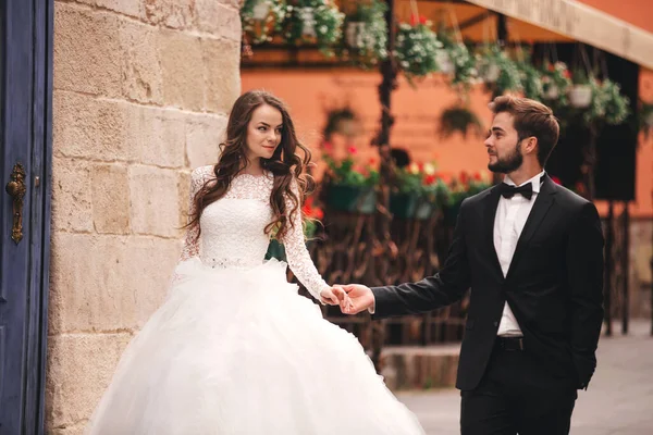 Feliz Pareja Recién Casados Paseo Por Vieja Calle Ciudad Europea —  Fotos de Stock