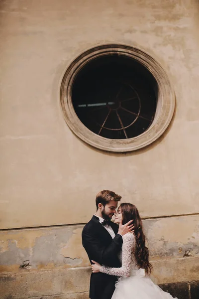 Noiva Elegante Noivo Gentilmente Abraçando Rua Cidade Europeia Casamento Lindo — Fotografia de Stock