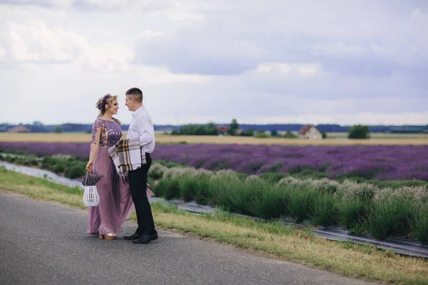 Jeune Couple Amoureux Embrassant Près Champ Lavande Jour Été Fille — Photo