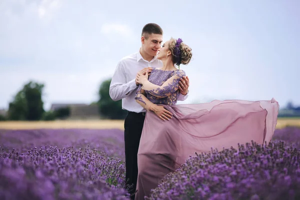 Ein Junges Verliebtes Paar Das Sich Einem Sommertag Einem Lavendelfeld — Stockfoto