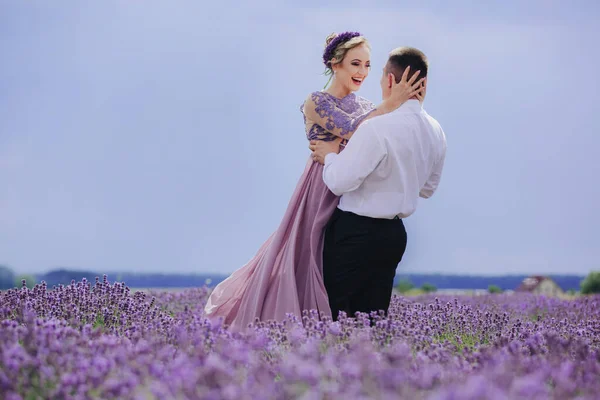 Pareja Joven Enamorada Abrazándose Caminando Campo Lavanda Día Nublado Verano —  Fotos de Stock