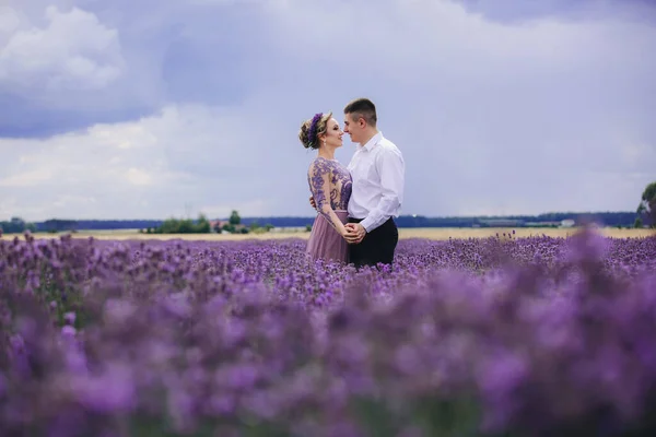 Ein Junges Verliebtes Paar Das Sich Einem Sommertag Einem Lavendelfeld — Stockfoto