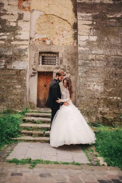 Feliz Casal Recém Casado Abraçando Beijando Antiga Rua Cidade Europeia — Fotografia de Stock