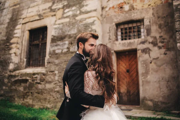 Felice Coppia Sposi Che Abbracciano Baciano Nella Vecchia Strada Della — Foto Stock