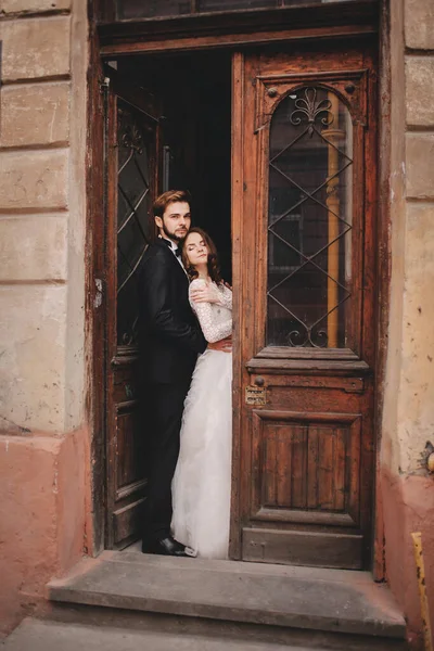 Belos Recém Casados Abraçando Perto Porta Antiga Retrato Casamento Noivo — Fotografia de Stock