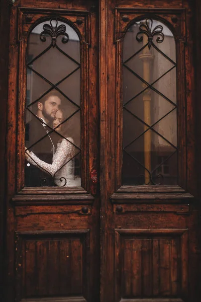 Young Stylish Newlyweds Hugging Old Rustic Wooden Door Wedding Day — Stock Photo, Image