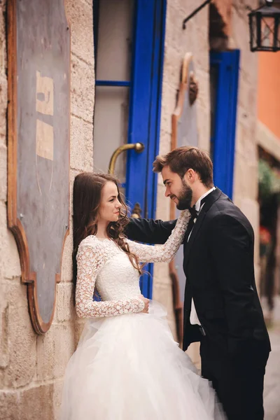 Wedding Couple Hugging Old City Blue Vintage Doors Cafe Ancient — Stock Photo, Image