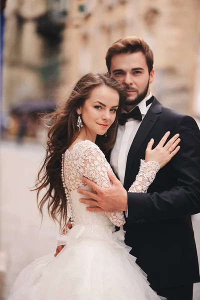 Feliz Pareja Recién Casada Abrazándose Besándose Vieja Calle Ciudad Europea —  Fotos de Stock