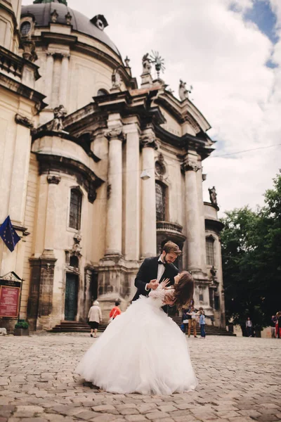Eleganti Sposi Che Abbracciano Delicatamente Sulla Strada Della Città Europea — Foto Stock