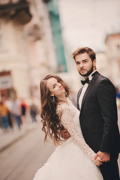 Feliz Pareja Recién Casados Paseo Por Vieja Calle Ciudad Europea —  Fotos de Stock