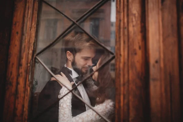 Junge Stylische Frischvermählte Kuscheln Sich Hinter Einer Rustikalen Holztür Hochzeitstag — Stockfoto