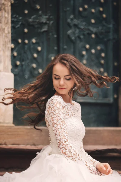 Portrait Une Belle Jeune Mariée Dans Une Robe Mariée Blanche — Photo