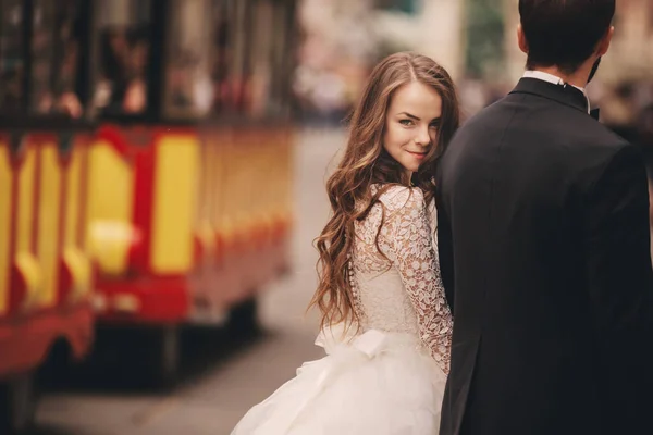 Feliz Pareja Recién Casados Paseo Por Vieja Calle Ciudad Europea — Foto de Stock