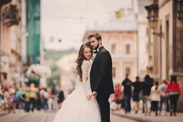 Felice Coppia Sposi Una Passeggiata Nella Vecchia Strada Della Città — Foto Stock