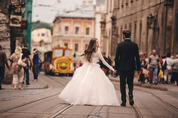 Cuplu Proaspăt Căsătorit Fericit Plimbare Strada Veche Orașului European Mireasă — Fotografie, imagine de stoc