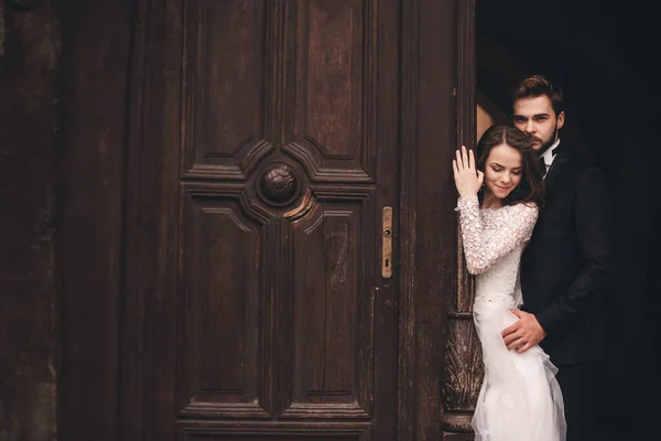 Beautiful Newlyweds Hugging Ancient Door Wedding Portrait Stylish Groom Young — Stock Photo, Image