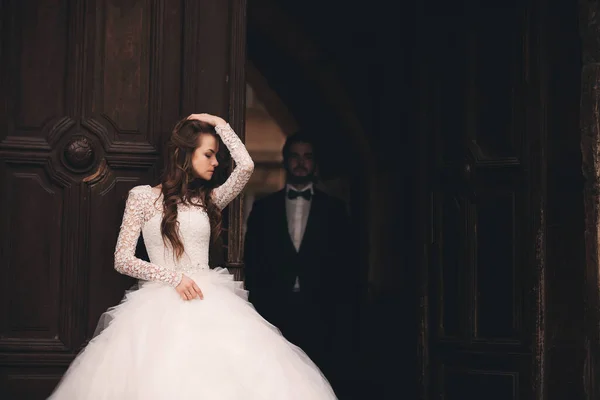 Belos Recém Casados Abraçar Porta Antiga Retrato Casamento Noivo Elegante — Fotografia de Stock