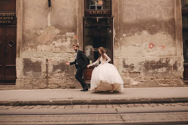 Happy Newlyweds Couple Walk Old European Town Street Gorgeous Bride — Stock Photo, Image