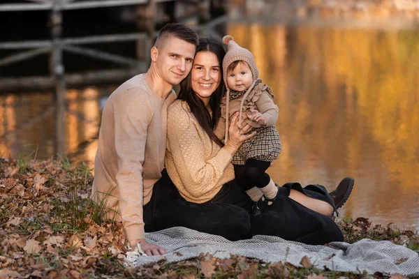 Jonge Vader Moeder Met Baby Meisje Plezier Hebben Deken Herfst — Stockfoto