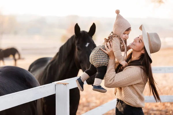 Jonge Moeder Klein Meisje Buurt Van Een Paard Herfst Zonnige — Stockfoto