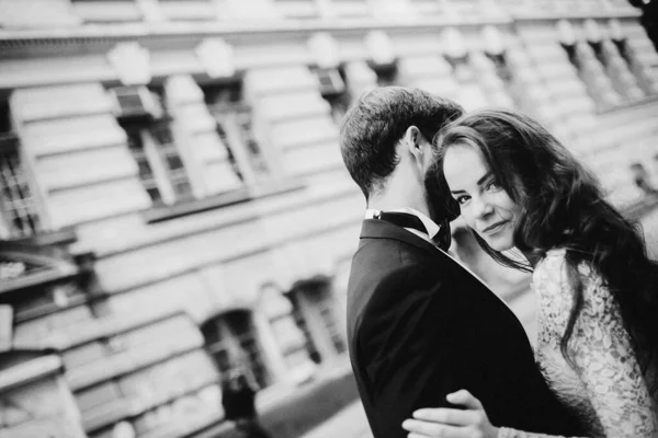 Foto Blanco Negro Feliz Pareja Recién Casada Abrazándose Besándose Vieja — Foto de Stock