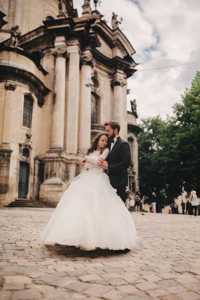 Noiva Elegante Noivo Gentilmente Abraçando Rua Cidade Europeia Casamento Lindo — Fotografia de Stock