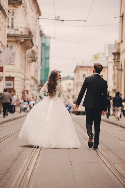 Happy Newlyweds Couple Walk Old European Town Street Gorgeous Bride — Stock Photo, Image