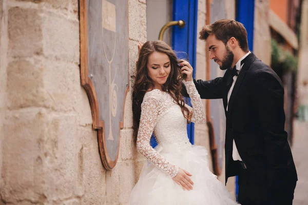 Una Pareja Novios Abrazándose Ciudad Vieja Azul Vintage Puertas Café —  Fotos de Stock