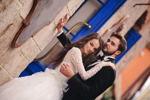 Esküvői Pár Ölelkezik Óvárosban Kék Évjárat Ajtók Kávézó Ősi Városban — Stock Fotó