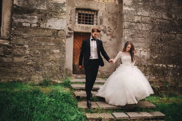 Feliz Pareja Recién Casada Abrazándose Besándose Vieja Calle Ciudad Europea — Foto de Stock