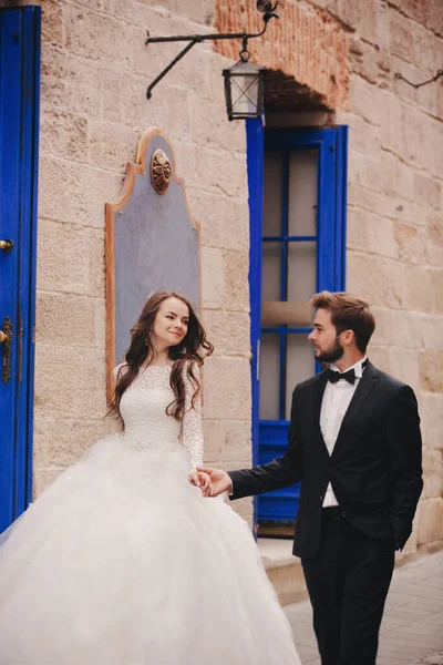 Una Pareja Novios Abrazándose Ciudad Vieja Azul Vintage Puertas Café —  Fotos de Stock