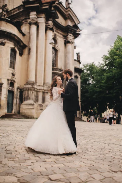 Noiva Elegante Noivo Gentilmente Abraçando Rua Cidade Europeia Casamento Lindo — Fotografia de Stock