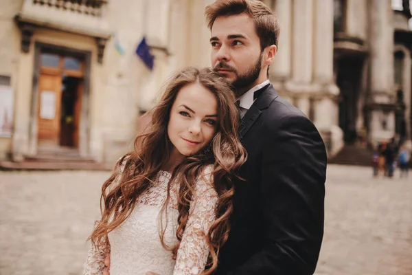 Feliz Pareja Recién Casada Abrazándose Besándose Vieja Calle Ciudad Europea — Foto de Stock