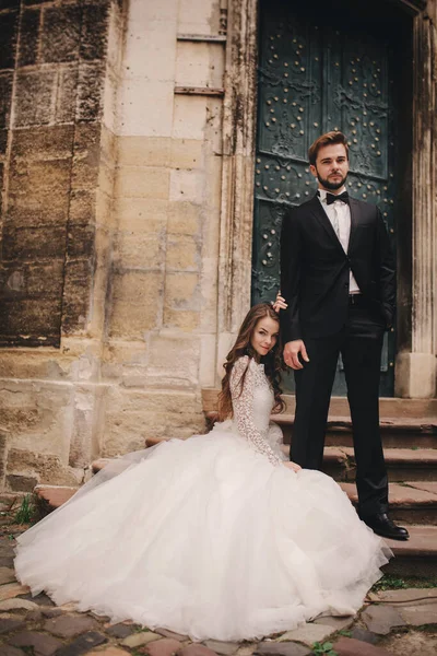 Noiva Elegante Noivo Gentilmente Abraçando Rua Cidade Europeia Casamento Lindo — Fotografia de Stock