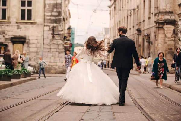 Ευτυχισμένο Ζευγάρι Νιόπαντρων Μια Βόλτα Στην Παλιά Ευρωπαϊκή Πόλη Δρόμο — Φωτογραφία Αρχείου