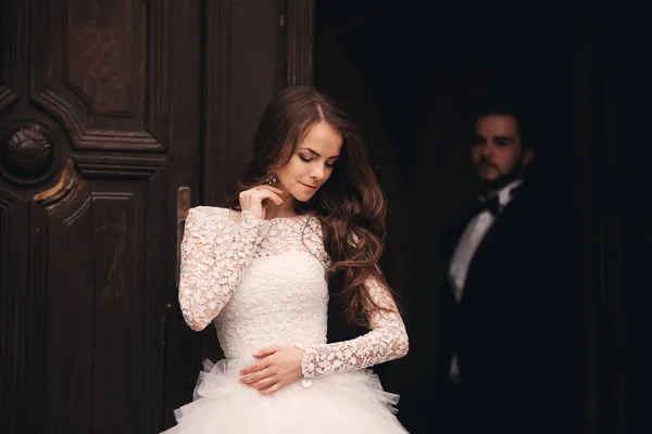 Hermosos Recién Casados Abrazan Antigua Puerta Retrato Boda Novio Elegante —  Fotos de Stock