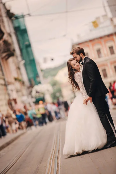 Feliz Pareja Recién Casados Paseo Por Vieja Calle Ciudad Europea —  Fotos de Stock