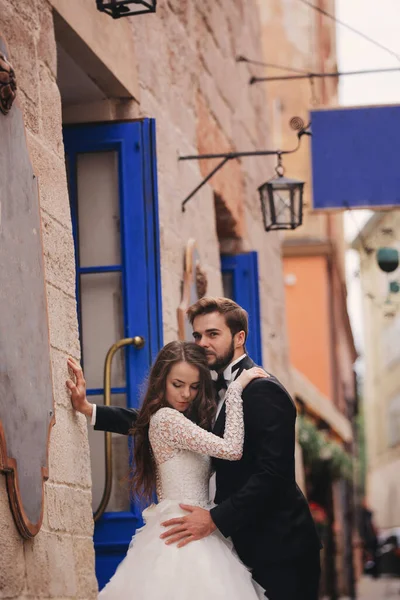 Una Pareja Novios Abrazándose Ciudad Vieja Azul Vintage Puertas Café —  Fotos de Stock