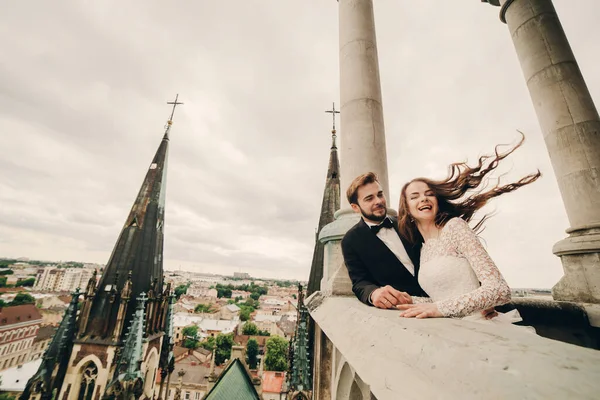 Glückliches Brautpaar Schöne Braut Und Stilvoller Bräutigam Amüsieren Sich Auf — Stockfoto