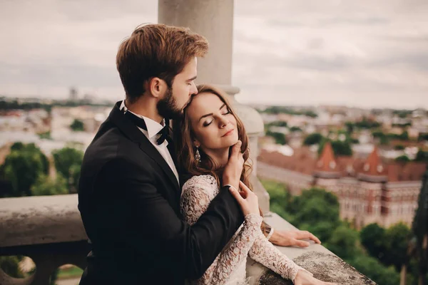 Portrait Happy Newlywed Beautiful Bride Stylish Groom Hugging Balcony Old — Stock Photo, Image