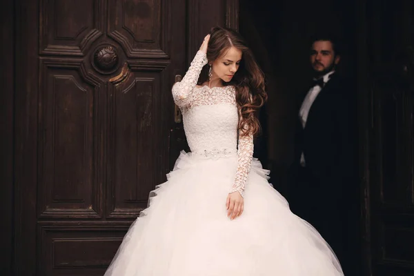 Hermosos Recién Casados Abrazan Antigua Puerta Retrato Boda Novio Elegante —  Fotos de Stock