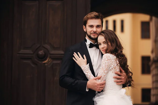 Feliz Pareja Recién Casada Abrazándose Besándose Vieja Calle Ciudad Europea —  Fotos de Stock