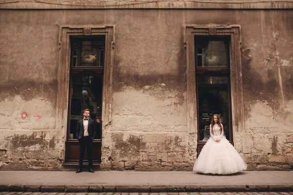 Feliz Pareja Recién Casada Paseo Por Vieja Calle Ciudad Europea —  Fotos de Stock