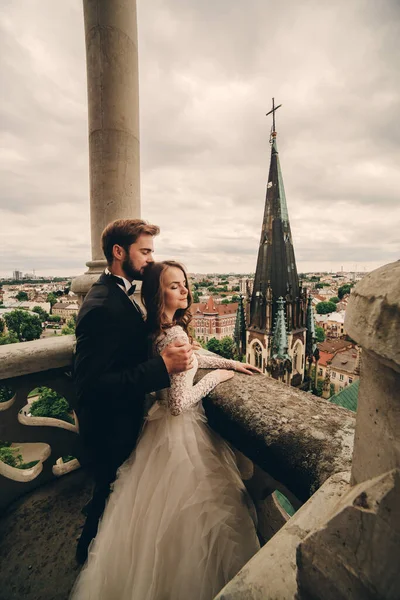 Gelukkig Pasgetrouwd Mooie Bruid Stijlvolle Bruidegom Knuffelen Het Balkon Van — Stockfoto