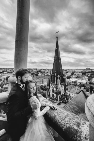 Glückliches Brautpaar Schöne Braut Und Stilvoller Bräutigam Umarmen Sich Auf — Stockfoto