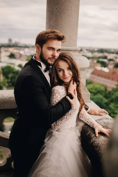 Feliz Recém Casado Noiva Bonita Noivo Elegante Estão Abraçando Varanda — Fotografia de Stock