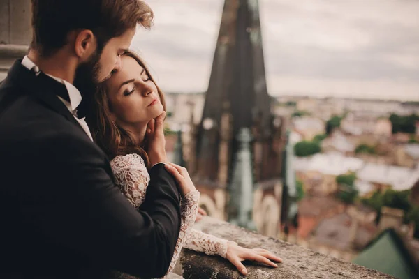 Portrait Happy Newlywed Beautiful Bride Stylish Groom Hugging Balcony Old — Stock Photo, Image